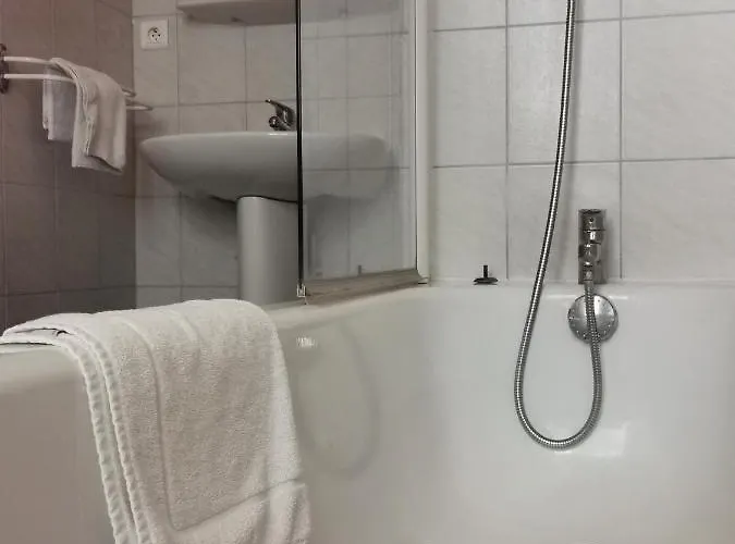 Hotel La Table Des Bons Peres Bislee